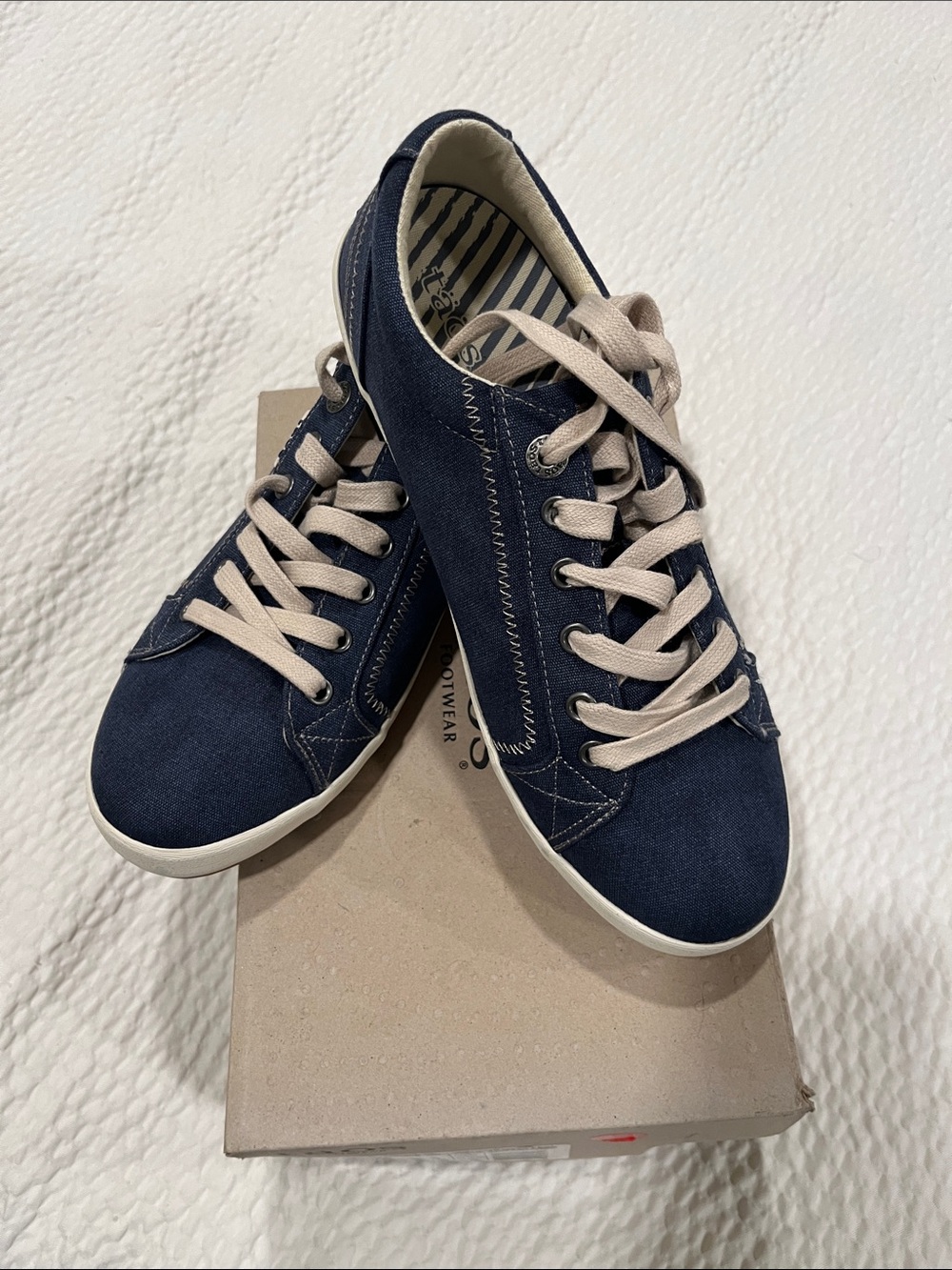 Taos STAR Footwear Blue Wash Canvas Sneakers with Beige Laces 9.5 Wide NEW!